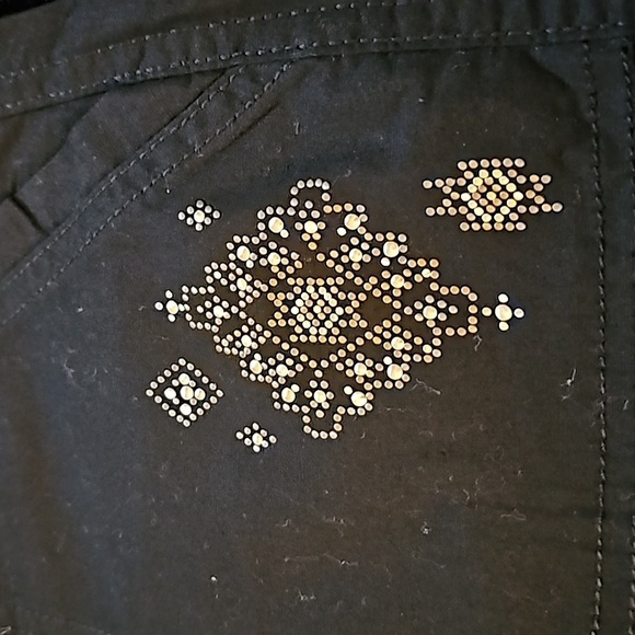 St. John's Bay Midrise Black Capris Size 8 - Picture 3 of 4